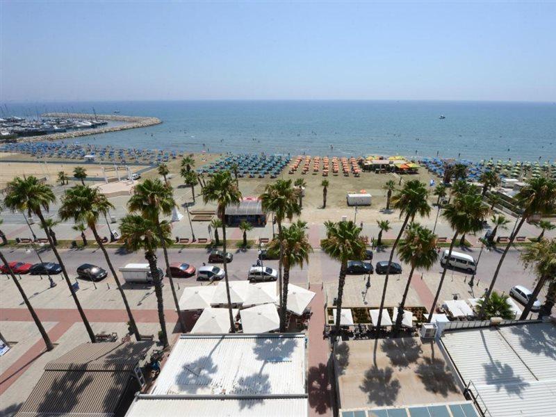 لارنكا Les Palmiers Beach Boutique Hotel & Luxury Apartments المظهر الخارجي الصورة